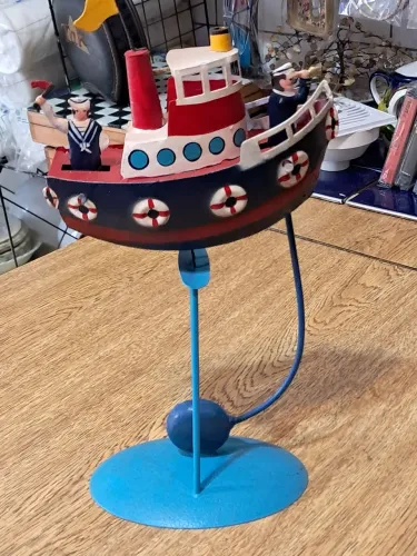 Decoração -"Barco " com pêndulo e marinheiros que se movimentam