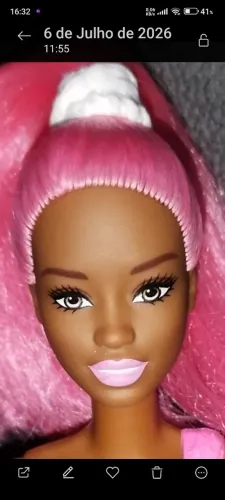 Barbie negra de cabelo rasa