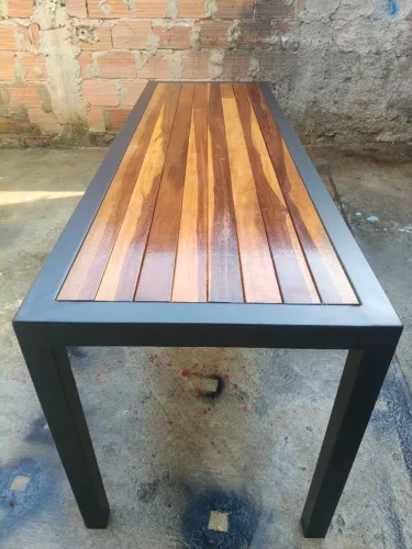 Mesa estilo industrial em madeira ipê com estrutura metálica reforçada?