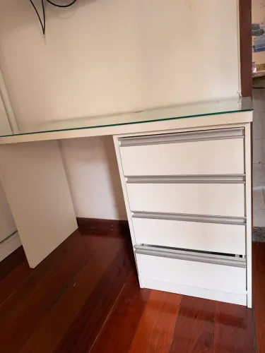 Mesa mdf branca planejada com tampo de vidro 400$