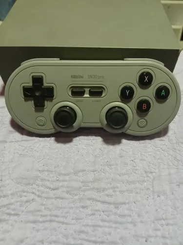 Controle 8bitdo SN30 Pro.
