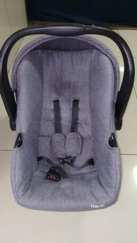 Carrinho de bebê e bebê conforto