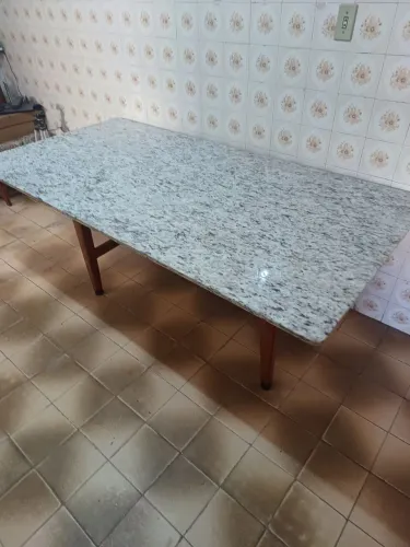 Mesa de Granito Natural com Base de Madeira Maciça - 2,00m x 1,00m