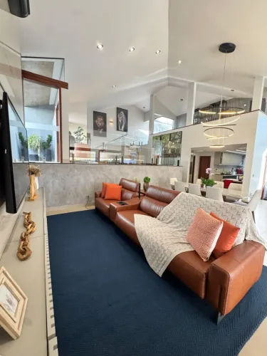 Casa para venda possui 672 metros quadrados com 5 quartos