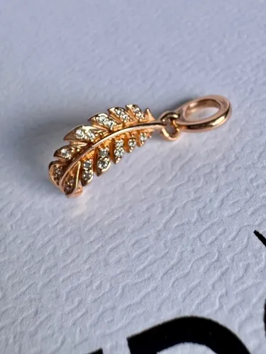 Charm Pandora Pena Curvada Rosé Brilhante