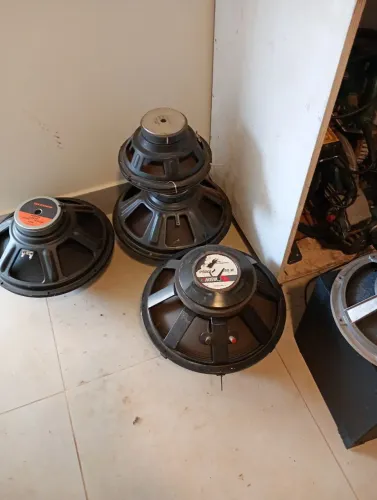 Alto falantes de 10, de 12 e de 15 a partir de 100 reais cada