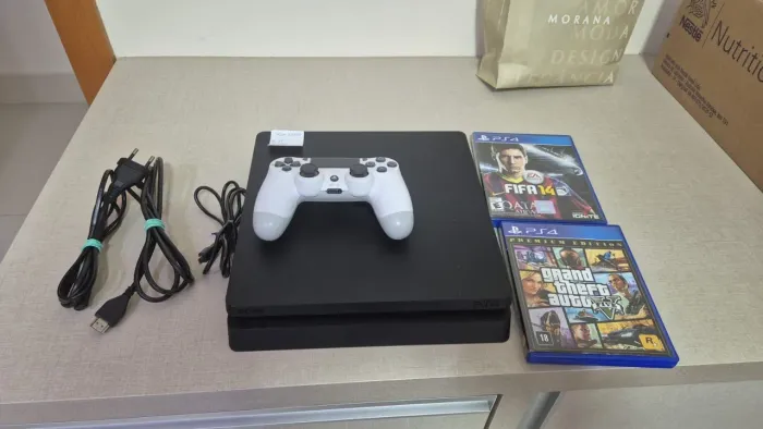 Vende se Playstation 4 slim