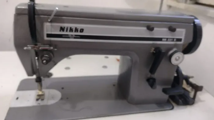 Vendo uma máquina de costura