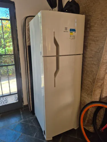Geladeira branca Electrolux DC35A 260L