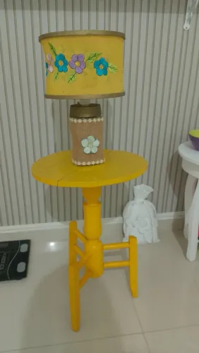 Vendo mesinha com abajur amarelo ?