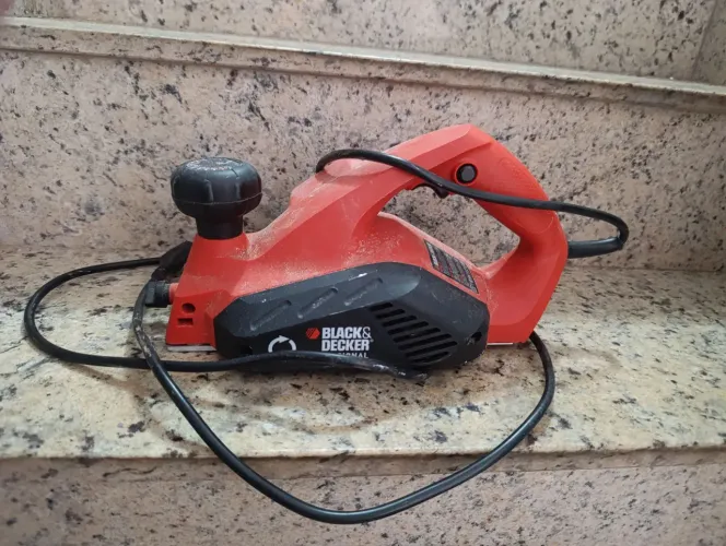 Plaina elétrica profissional Black Decker 