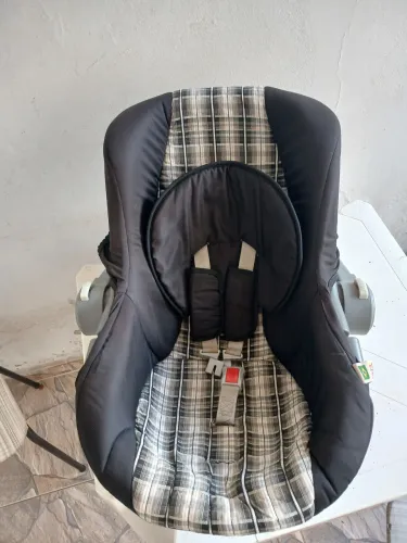 Cadeirinha de Bebê Tutti Baby com Capota e Capa Extra - Conservada