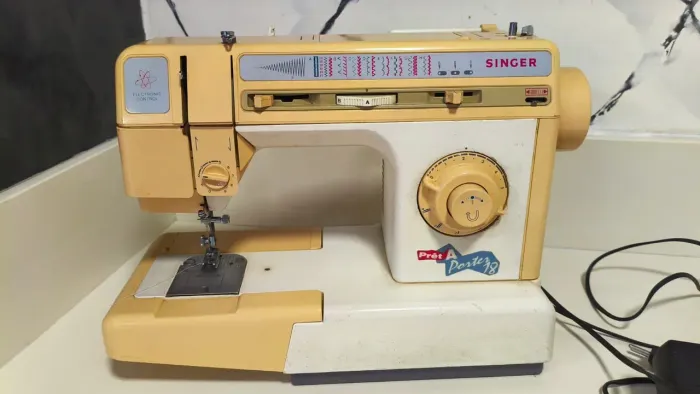 Máquina costura SINGER Prêt A Porter 18 (revisada e funcionando)