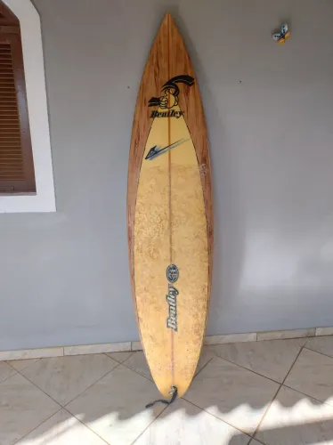 Prancha de surf usada com capa