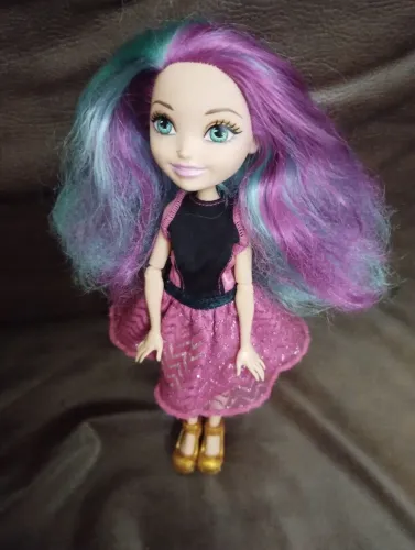 Boneca Ever After High.