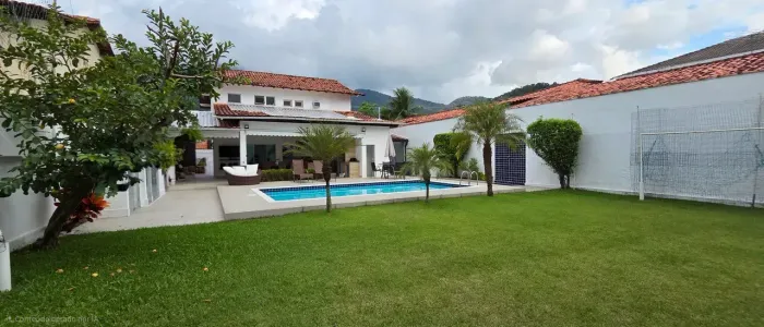 Anil. Bosque dos Esquilos. Casa Dúplex com Salão, 3 Suítes e Área de Convivência e 4 Vagas