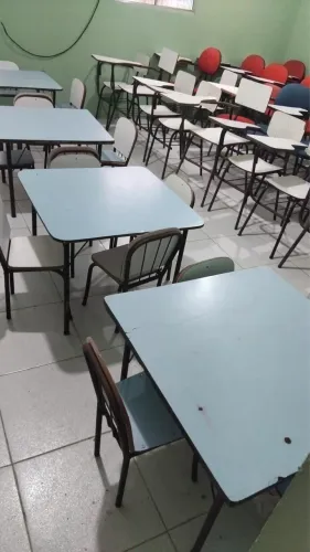 4 mesas com 4 cadeiras de fórmica ,de 2 a 3 anos .