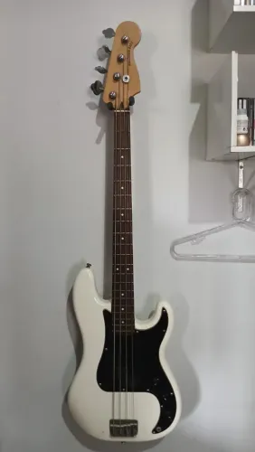 Baixo Fender Squier Branco Precision Bass Ativo