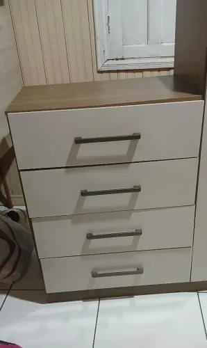 Vendo cômoda em bom estado de uso.