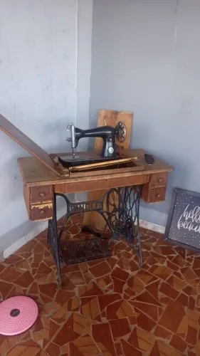 Mesa e máquina de costura 