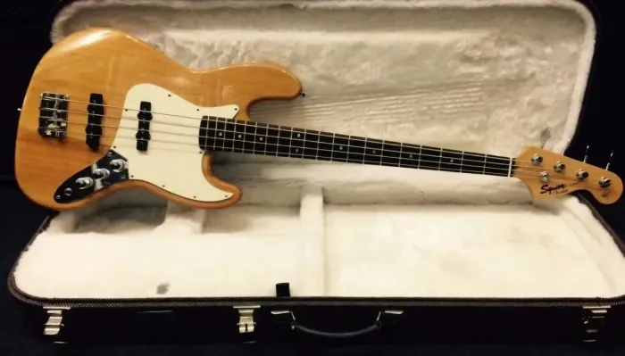 Baixo Jazzbass Squier Fender California Series.
