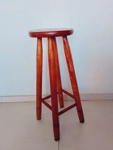 Banco envernizado 70 cm de altura