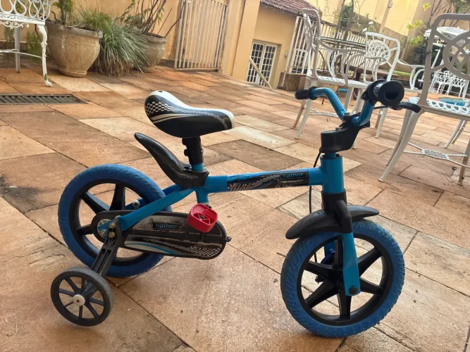 Bicicleta infantil azul rodinhas