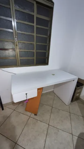 Mesa de Escritório com Gaveta, com tranca.