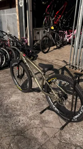 ? bike gios titanio aro 26 - Visual Premium, Freios a Disco e Pronta para Qualquer Desaf