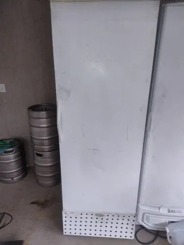 Freezer vertical para gelo precisa colocar gás compressor ótimo 
