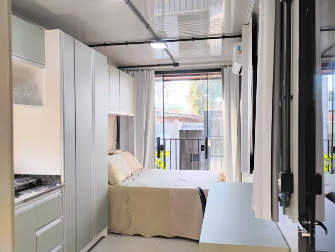 Alugo lindo loft com mobília projetada, novo na praia ,com sacada,ar condicionado