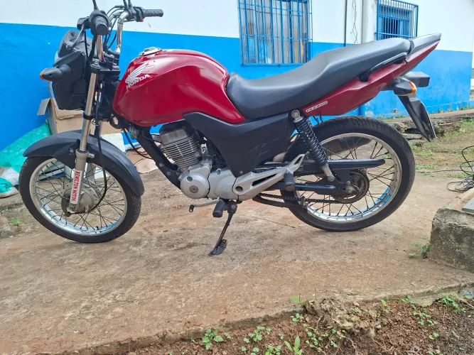 Moto em bom estado de conservação.