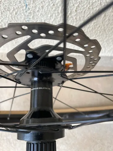Roda 29 MTB aro Absolute,  cubo Shimano MT410, freio a disco.