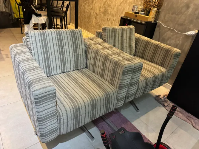 Conjunto com 2 Poltronas/Sofás Individuais - Bom Estado