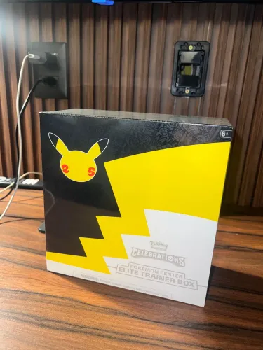ETB Celebrations 25th anniversary - Edição do *Pokémon center*