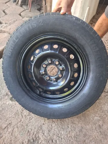 Pneu com aro 175/70 R13 R$ 200