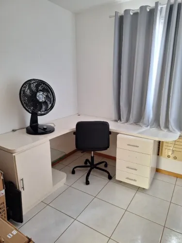 Bancada branca de madeira, formato em L, com armário integrado