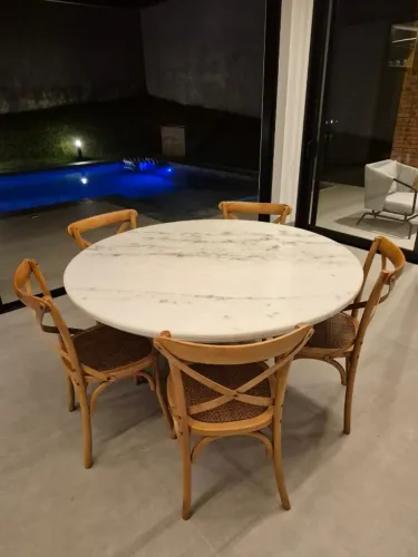 Mesa de jantar com tampo de mármore 