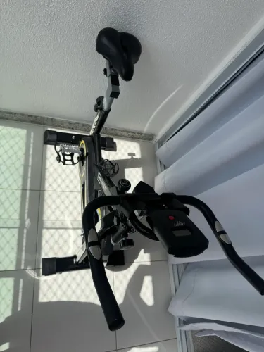 Bicicleta Spinning Com Roda de Inércia de 13kg Wct Fitness- Preta