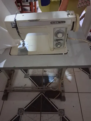 Máquina de costura Zig Zag e reta