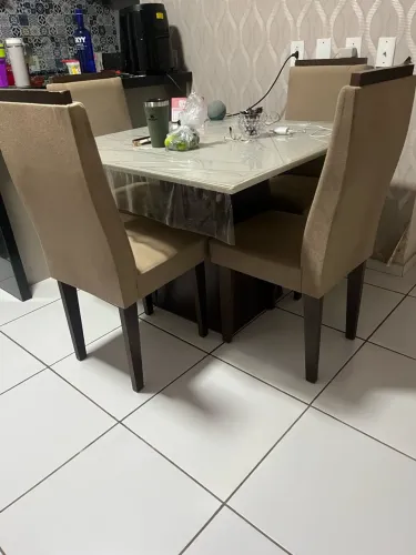 Mesa com 04 cadeiras