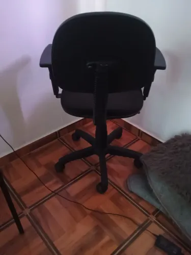 Vende-se uma cadeira