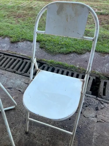 Cadeira de latão branca articulada bem conservada