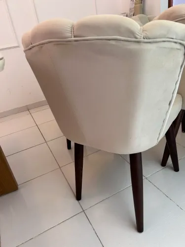 Cadeiras pétala estofadas