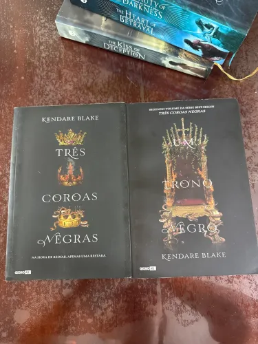 Desapego de livros - Três Coroas Negras