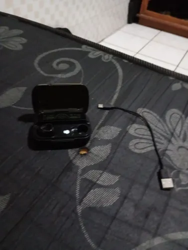 Vende -se  fone de ouvido só com um lado e tá ótimo  e a companhia carregador 