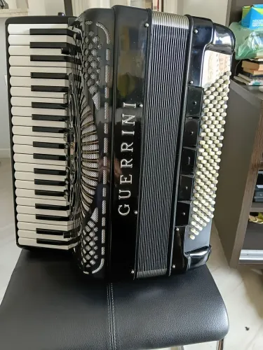 Um acordeon GUERRINI 120 baixos toda original 