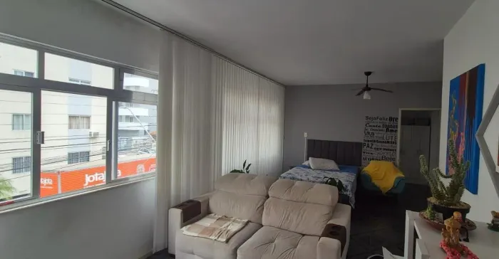 Prédio Residencial/Comercial em Balneário.