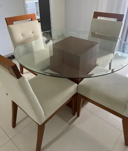 Conjunto de mesa e cadeiras