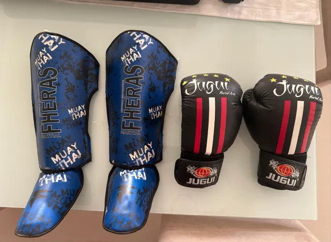 Kit Muay Thai - Luvas 12 oz + Caneleiras Fheras